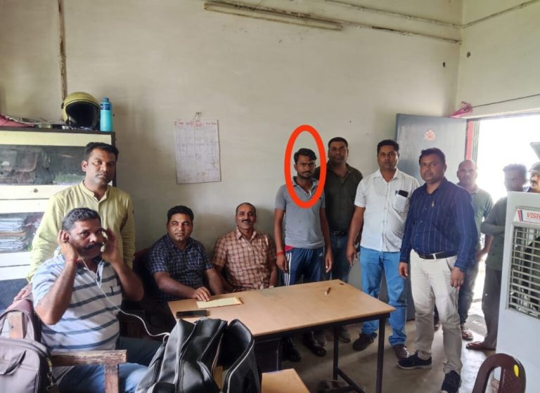 लोकायुक्त टीम ने रोजगार सहायक को रिश्वत लेते किया गिरफ्तार