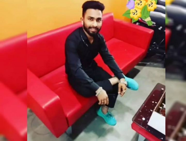 फोर व्हीलर की टक्कर से बड़े भाई के सामने छोटे भाई की मौत 