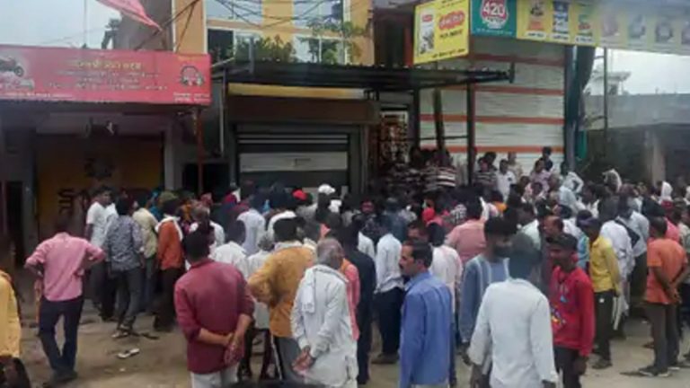 किराना व्यापारी की पत्नी दो बेटियों के साथ फंदे पर झूली, महिला और बच्ची की मौत