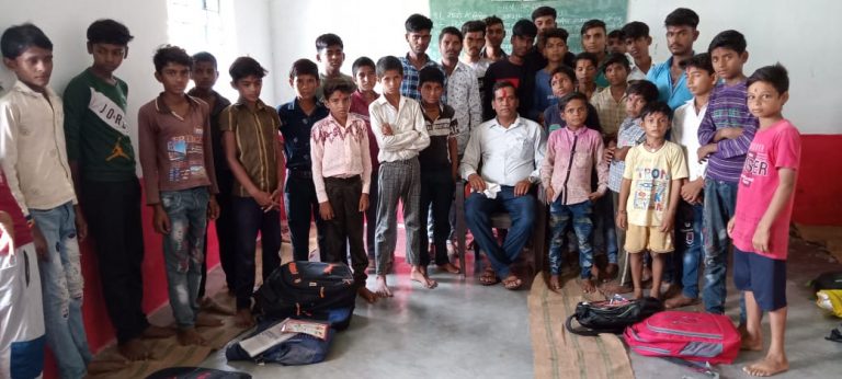 टीचर का तबादला होते ही फूट-फूटकर रोए छात्र