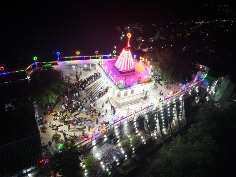 मैहर वाली माता के दरबार में उमड़ा भक्तों का सैलाब