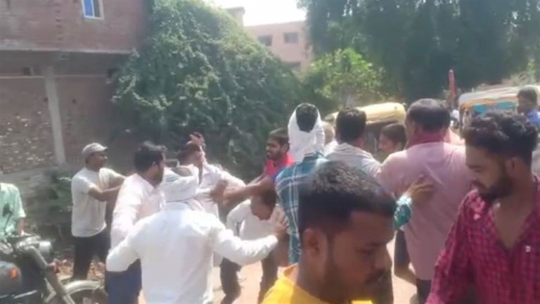 अतिक्रमण हटाने गए निगम अमले को लोगों ने दौड़ा-दौड़ा कर पीटा