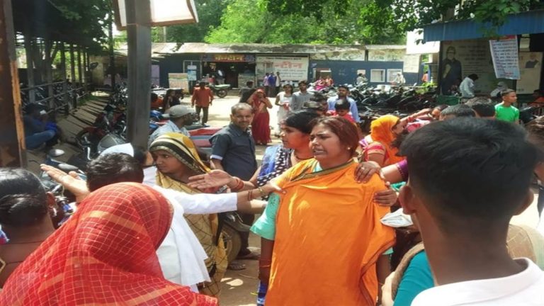 बाइक सवार पति-पत्नी को बस ने मारी टक्कर, मासूम की मौत 
