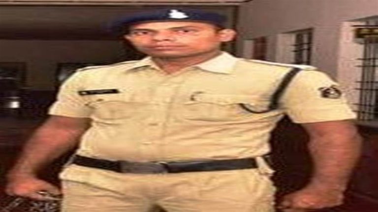 थाने में पदस्थ आरक्षक ने गोली मारकर की आत्महत्या