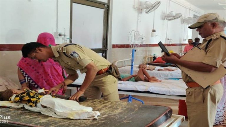 दहेज प्रताड़ना से तंग आकर मां ने तीन बच्चों के साथ खाया जहर