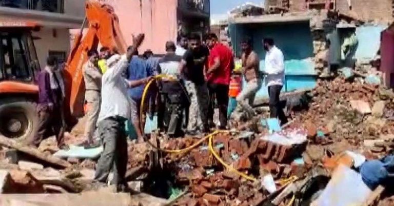 पटाखा के गोदाम में विस्फोट, तीन की मौत, सात घायल