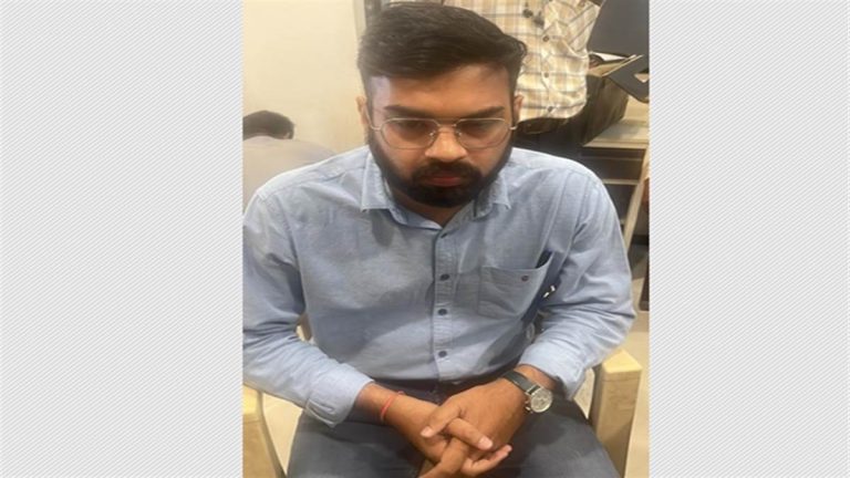 लोकायुक्त पुलिस ने श्रम निरीक्षक को 10 हजार रुपये की रिश्वत लेते पकड़ा