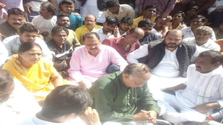नाबालिक के साथ 5 लोगों ने किया रेप, प्रशासन ने घर पर चलाया बुलडोजर