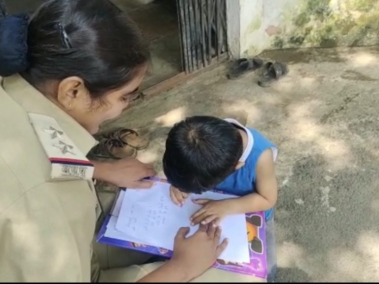 थाने पहुंचकर 3 साल के बच्चे ने अपनी मां के खिलाफ की शिकायत