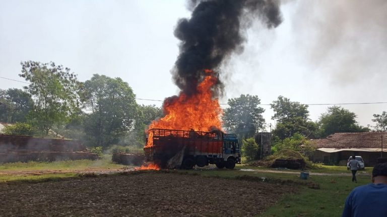 ट्रक में लगी आग, 3-4 लाख का स्क्रेप फोम जलकर खाक