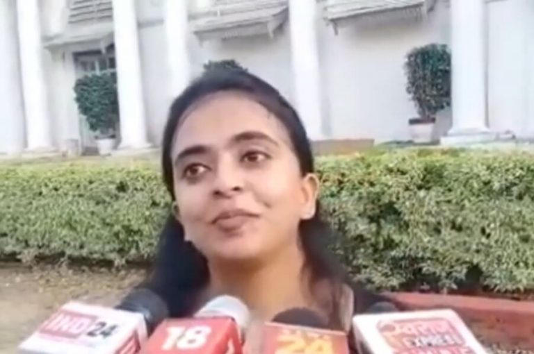 सिंधिया के बेटे की दिवानी हुई युवती, कहा- युवराज मुझे कॉल करिए, नंबर लिख रही हूं