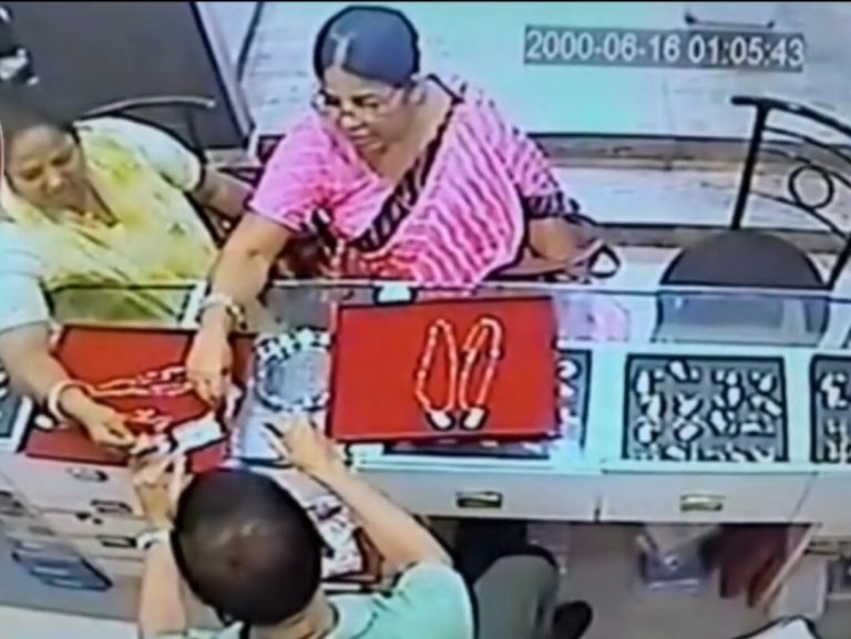 गहने की दुकान पर पहुंची महिलाओं ने 50 हजार की चैन की चोरी CCTV कैद घटना