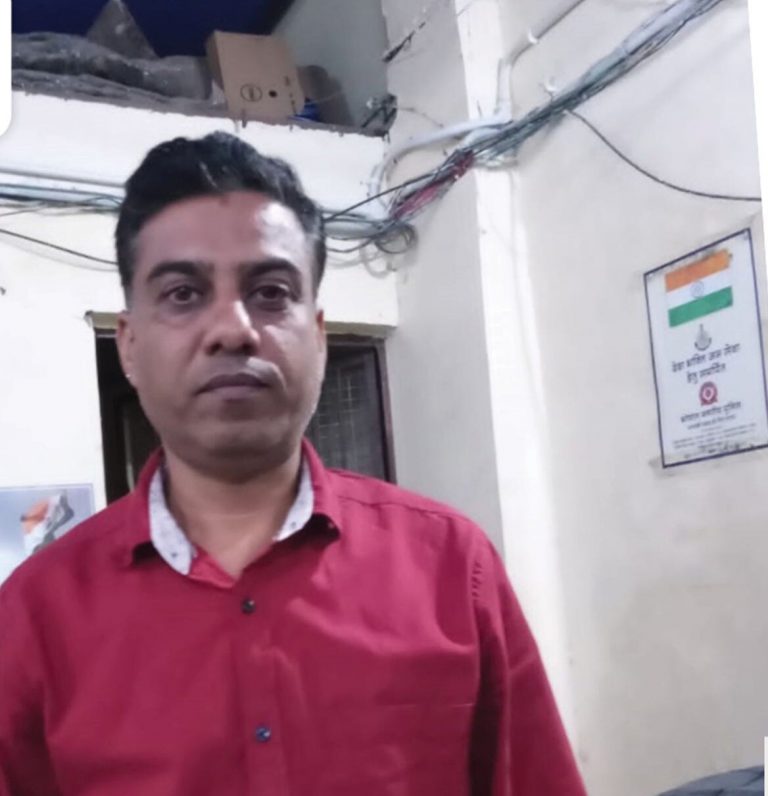 गर्लफ्रेंड के लिए पति ने पत्नी व बेटे की जेवर के पार