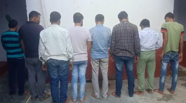 पुलिस ने पकड़ा 5.79 लाख का जुआ, बदमाश और व्यापारी लगा रहे थे दांव