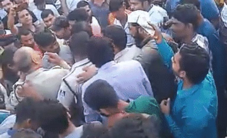नशे में धुत कॉन्स्टेबल ने छात्रा के सामने छात्र को पीटा और कपड़े उतरवाए