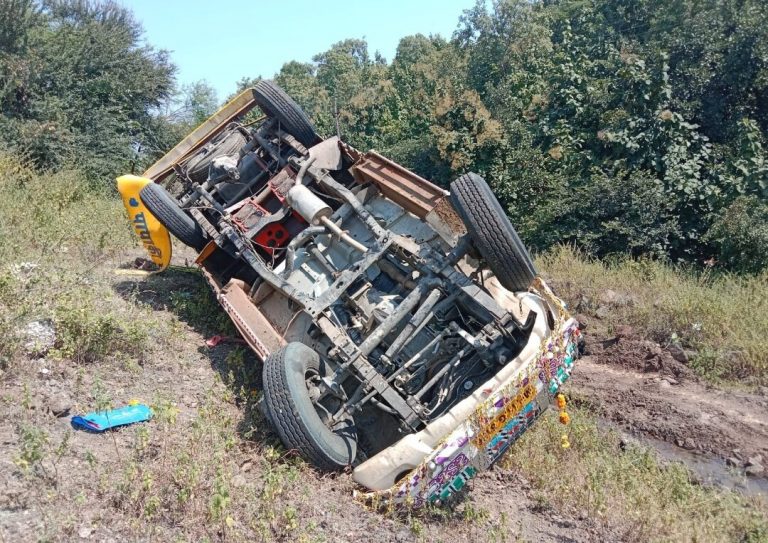 खड़ी कार से टकराई पिकअप, 2 की मौत, 25 से ज्यादा घायल