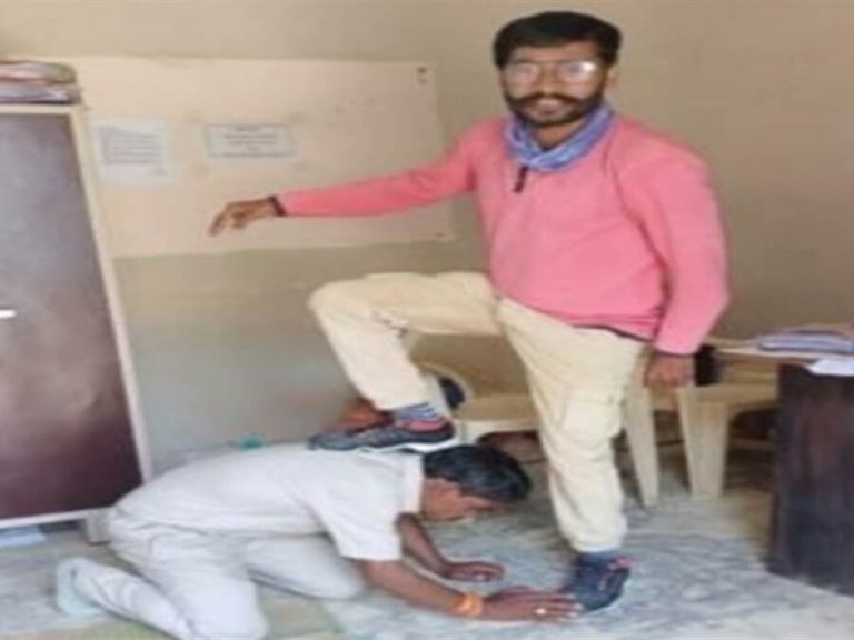 पटवारी ने जनपद सदस्य से पड़वाए पैर, तो कलेक्टर ने किया निलंबित