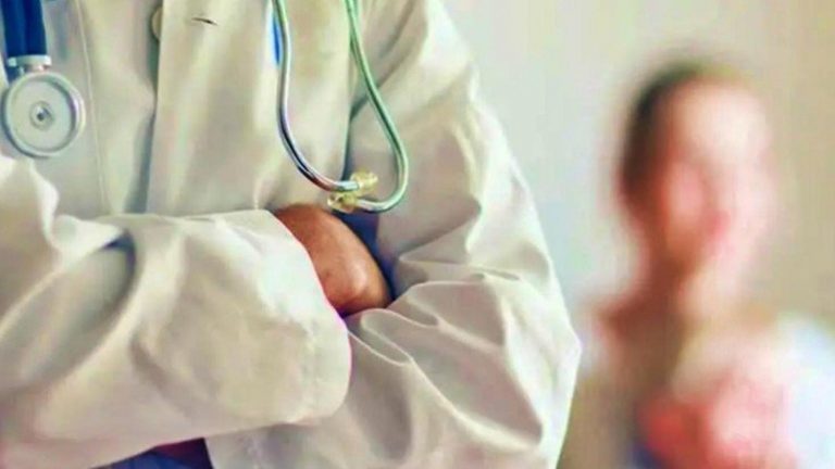 महिला को इलाज के बहाने क्लीनिक पर बुलाकर डॉक्टर और कंपाउंडर ने किया रेप