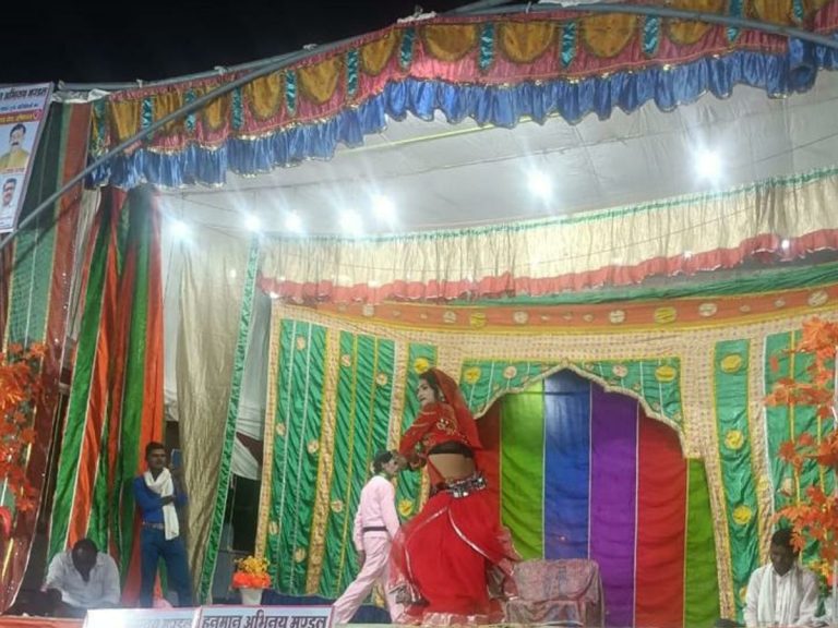 रामलीला के मंच पर हुआ अश्लील डांस, BJP नेता ने भी उठाया लुत्फ