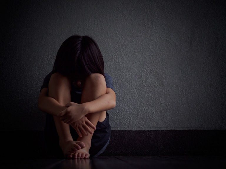 स्कूल में पढ़ाने वाले टीचर ने मासूम छात्राओं के साथ अश्लील हरकत