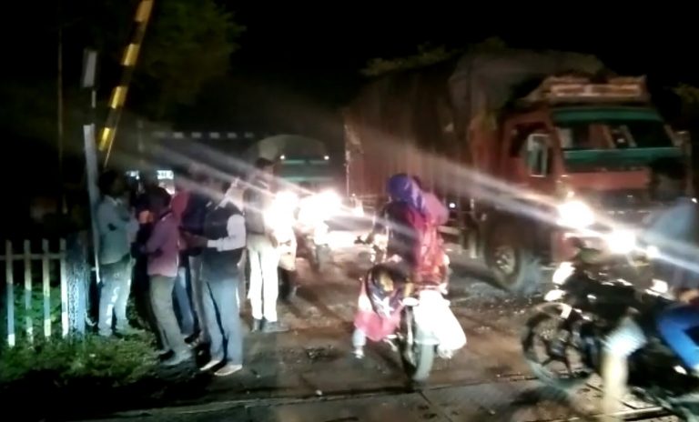 ट्रेन की चपेट में आकार तीन दोस्तों की मौत