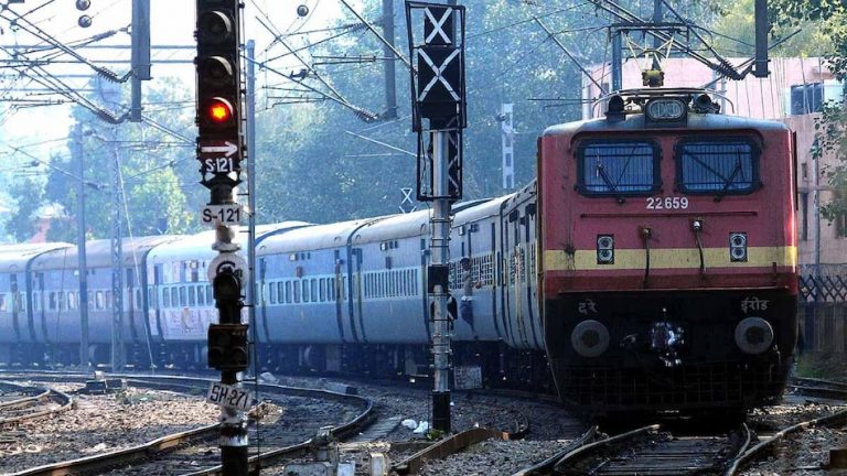 यात्री ने ट्रैन की जनरल बोगी में फांसी लगाकर की आत्माहत्या 