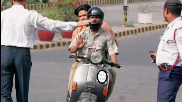 बिना हेलमेट को लेकर हाईकोर्ट सख्त, स्कूल-कॉलेज में बिना हेलमेट प्रवेश नहीं