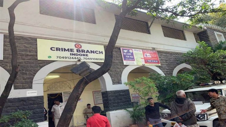 क्राइम ब्रांच ने 40 कट्टे और पिस्टलों से भरी कार पकड़ी