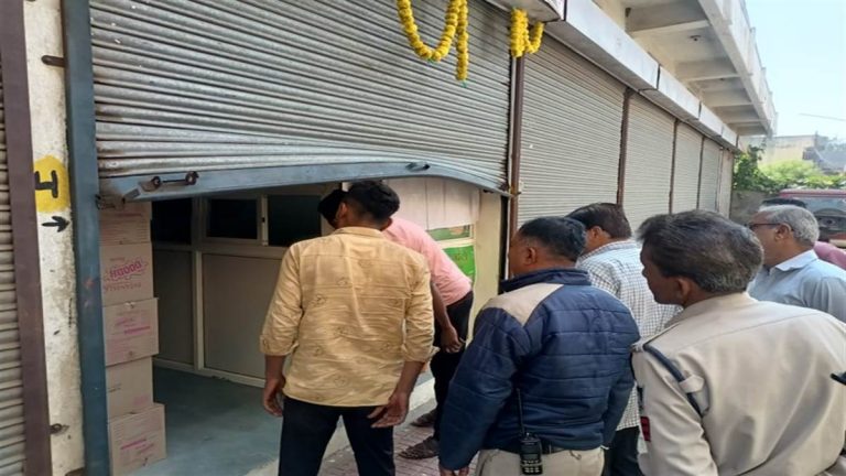 चोरों ने दुकान में से 20 लाख का पान मसाला किया चोरी