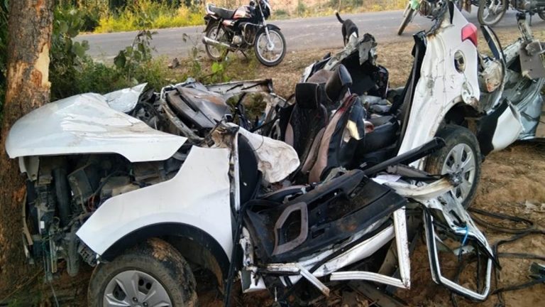 भीषण सड़क हादसे में पार्टी कर लौट रहे तीन दोस्तों की मौत