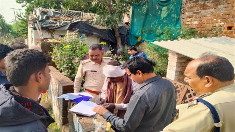बेटी ने पिता की सब्बल मारकर की हत्या