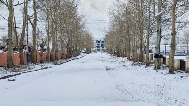 पहाड़ी इलाकों में बर्फबारी के कारण कई राज्यों में बारिश का अनुमान