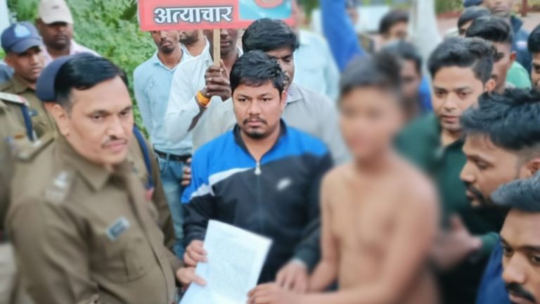 पुलिस आरक्षक ने पोहे-समोसे बेचने वाले से की हफ्ता वसूली व मारपीट