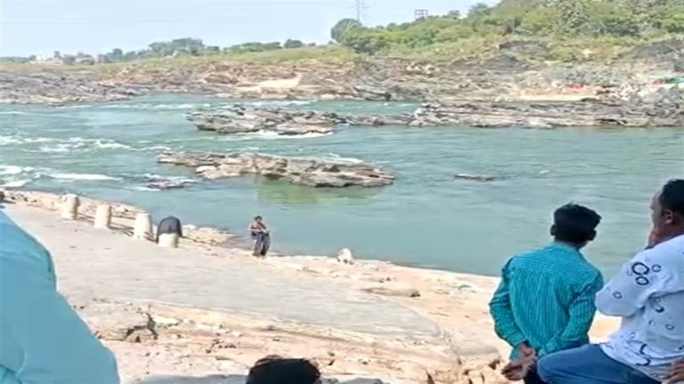 ससुराल आए दामाद ने नर्मदा नदी में लगाई छलांग, फिर हुआ ये