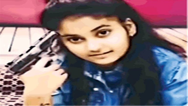 अवैध हथियारों के साथ पुलिस ने युवती को किया गिरफ्तार