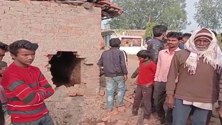 दीवार तोड़कर चोरों ने करीब दो दर्जन अधिक बकरियां की चोरी