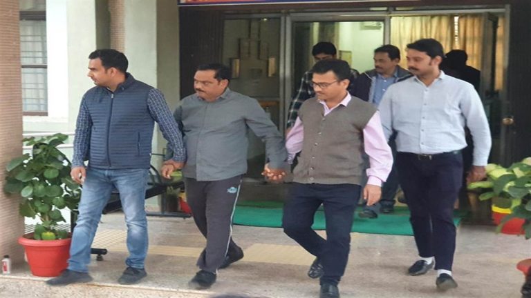 CBI ने जिला आयकर अधिकारी को 5 लाख की रिश्वत लेते पकड़ा
