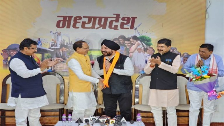 बीजेपी ने कांग्रेस को दिया बड़ा झटका, नरेंद्र सलूजा भाजपा में हुए शामिल