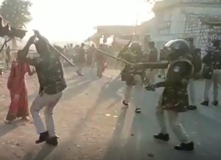 पुलिस ने महिलाओं पर चलाए लाठी-डंडे, कांग्रेस विधायक समेत 20 लोग घायल