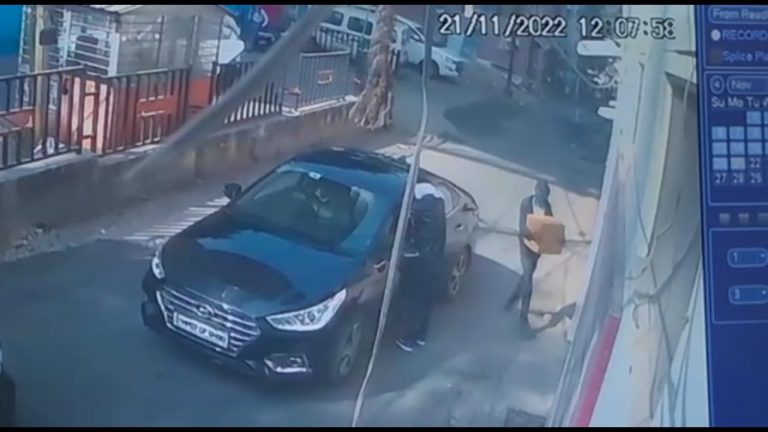 दिनदहाड़े हथियारों की दम पर बदमाशों ने लुटे एक करोड़ से ज्यादा रुपए