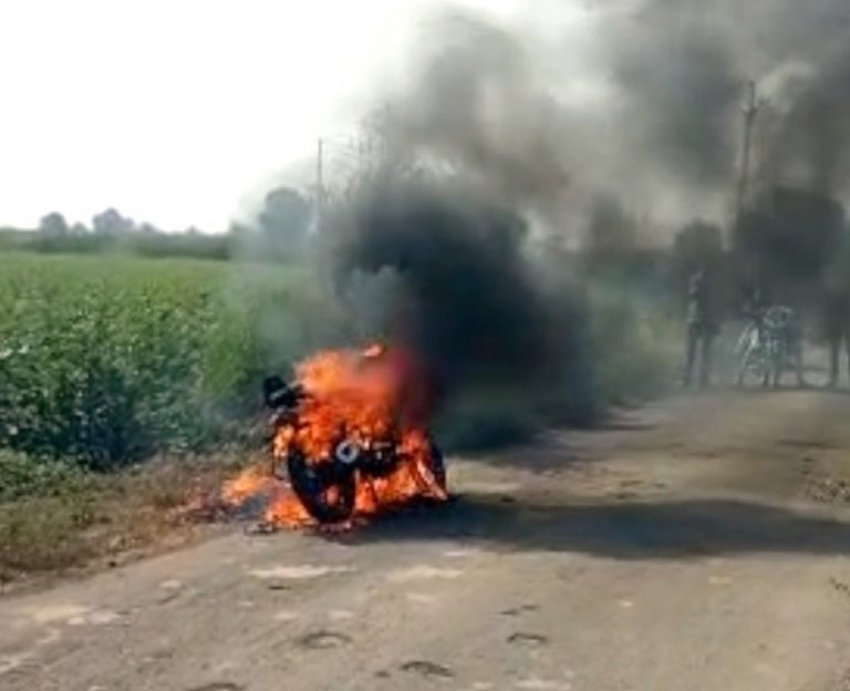 चलती बाइक में भड़की आग, किसान ने कूदकर ऐसे बचाई जान
