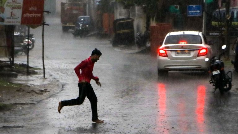 MP के इन जिलों में बारिश के आसार, जोरदार ठंड के लिए करना होगा इंतजार