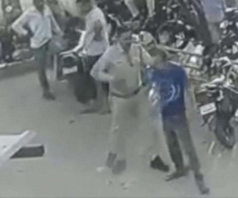 पुलिसकर्मी ने युवक को मारा थप्पड़, ये है पूरा मामला
