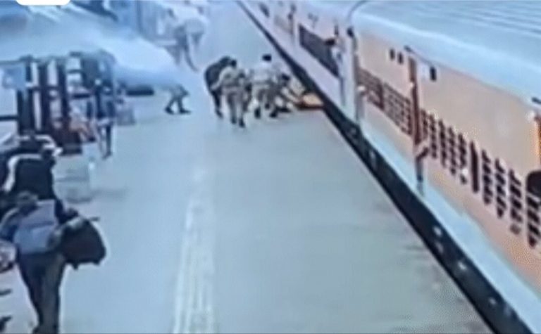 चलती ट्रेन से गिरी महिला, GRP ने बचाया ऐसे