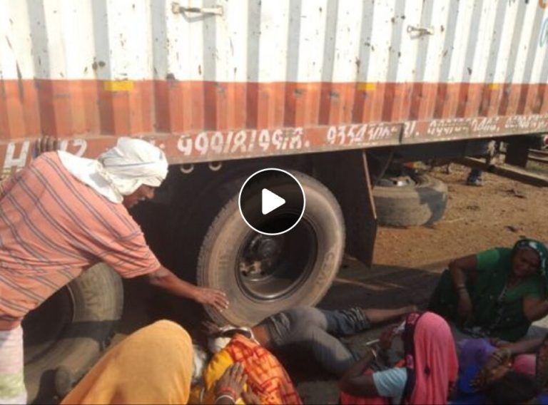 सड़क पार कर रहा युवकों तेज़ रफ्तार ट्राले ने रौंदा