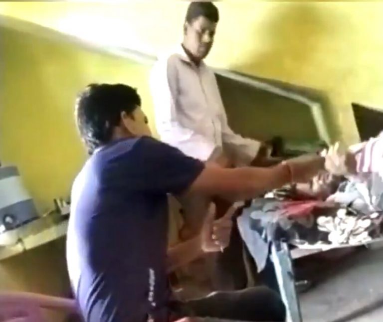 राजस्व निरीक्षक का रिश्वत लेते वीडियो वायरल