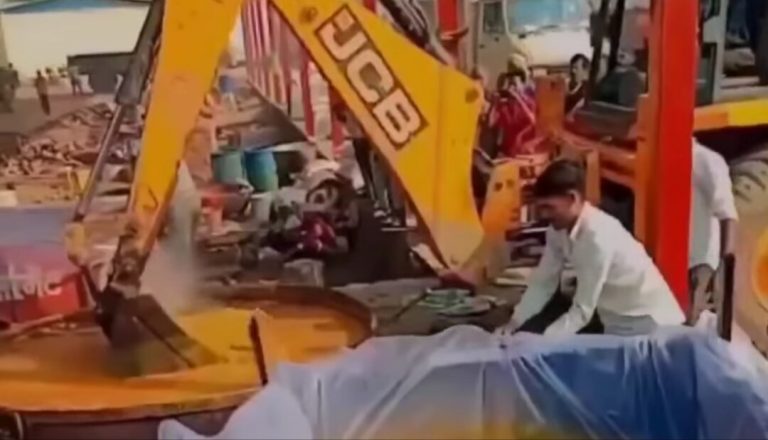 जिन यंत्रों से बनता है मकान, उन यंत्रों से बन रहा भोजन