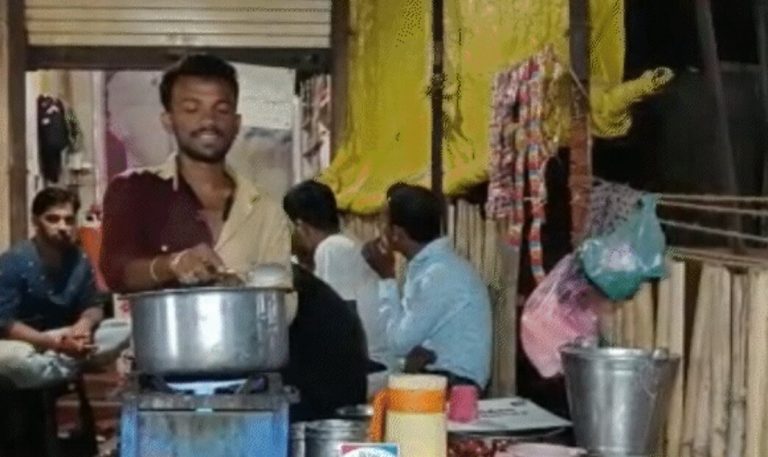 प्रमिका ने दिया धोखा, तो प्रेमी ने उसी के नाम पर चाय का स्टाल खोला