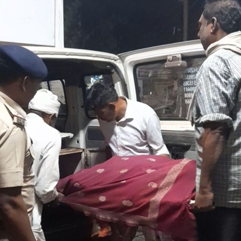 फांसी के फंदे पर झूलते हुए मिले मां व दो बेटियाें के शव