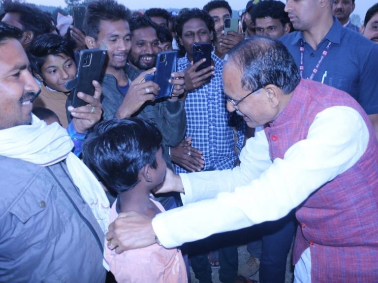 भांजियों से मिलने के लिए मामा ने रुकवा अपना काफिला, कही ये बड़ी बात